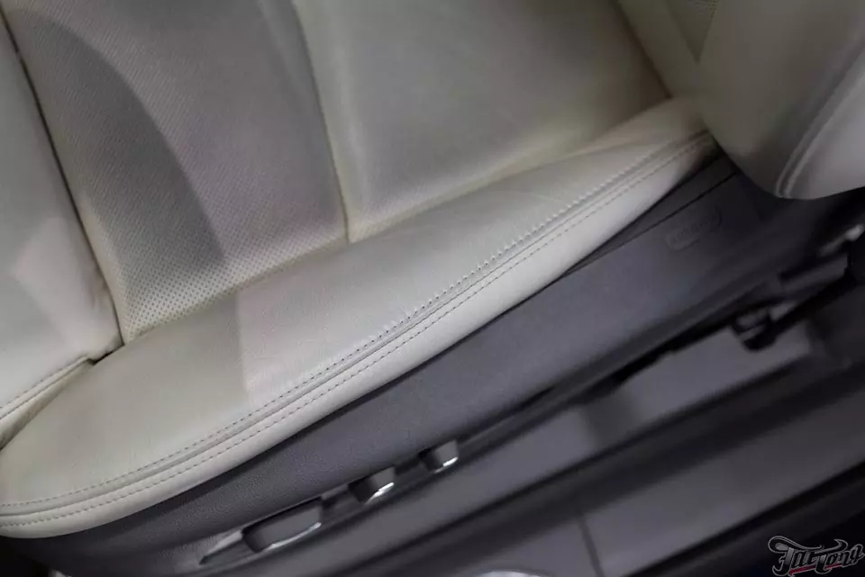 Cadillac XT5. Химчистка сидений и покраска белой кожи.